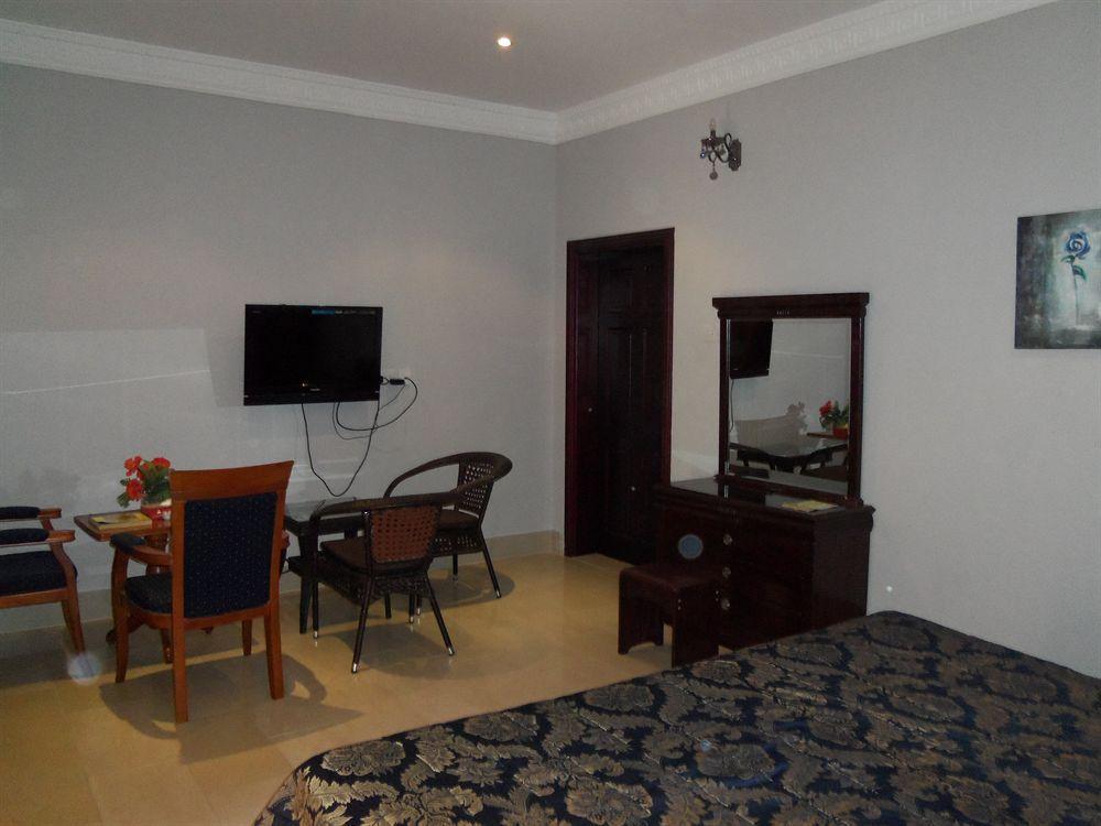 รอยัล เรสซิเดนซ์ โฮเทล อพาร์ตเมนต์ Hotel อุมม์อัลไกไวน์ ภายนอก รูปภาพ